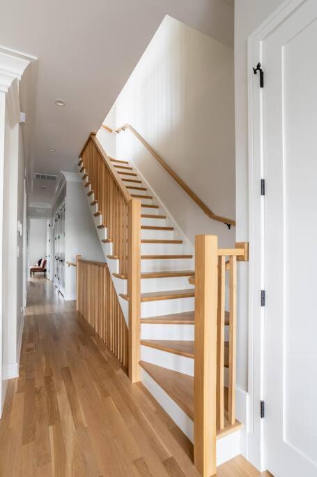 Large 2-bedroom With Huge Roof Deck View Of Skyline Apartment *