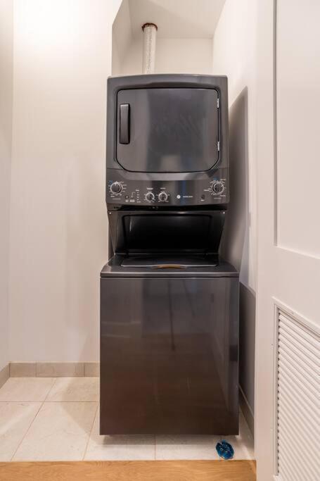 Large 2-bedroom With Huge Roof Deck View Of Skyline Apartment
