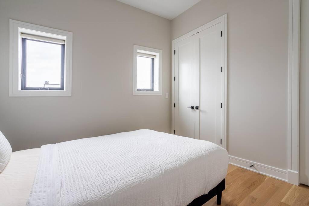 Large 2-bedroom With Huge Roof Deck View Of Skyline Apartment *