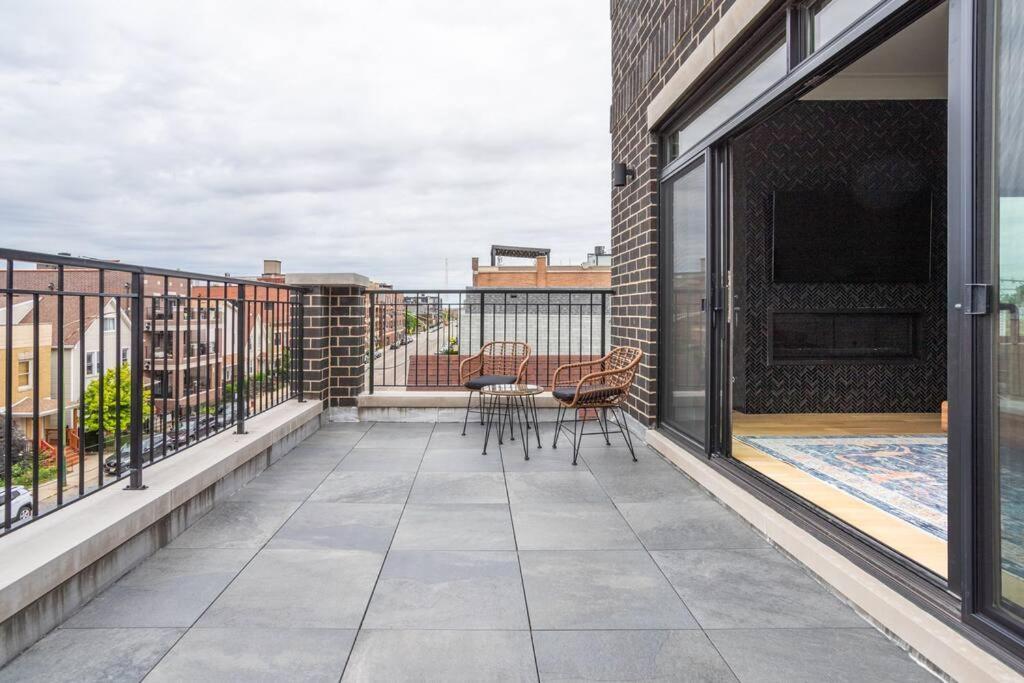 Apartment Large 2-bedroom With Huge Roof Deck View Of Skyline *