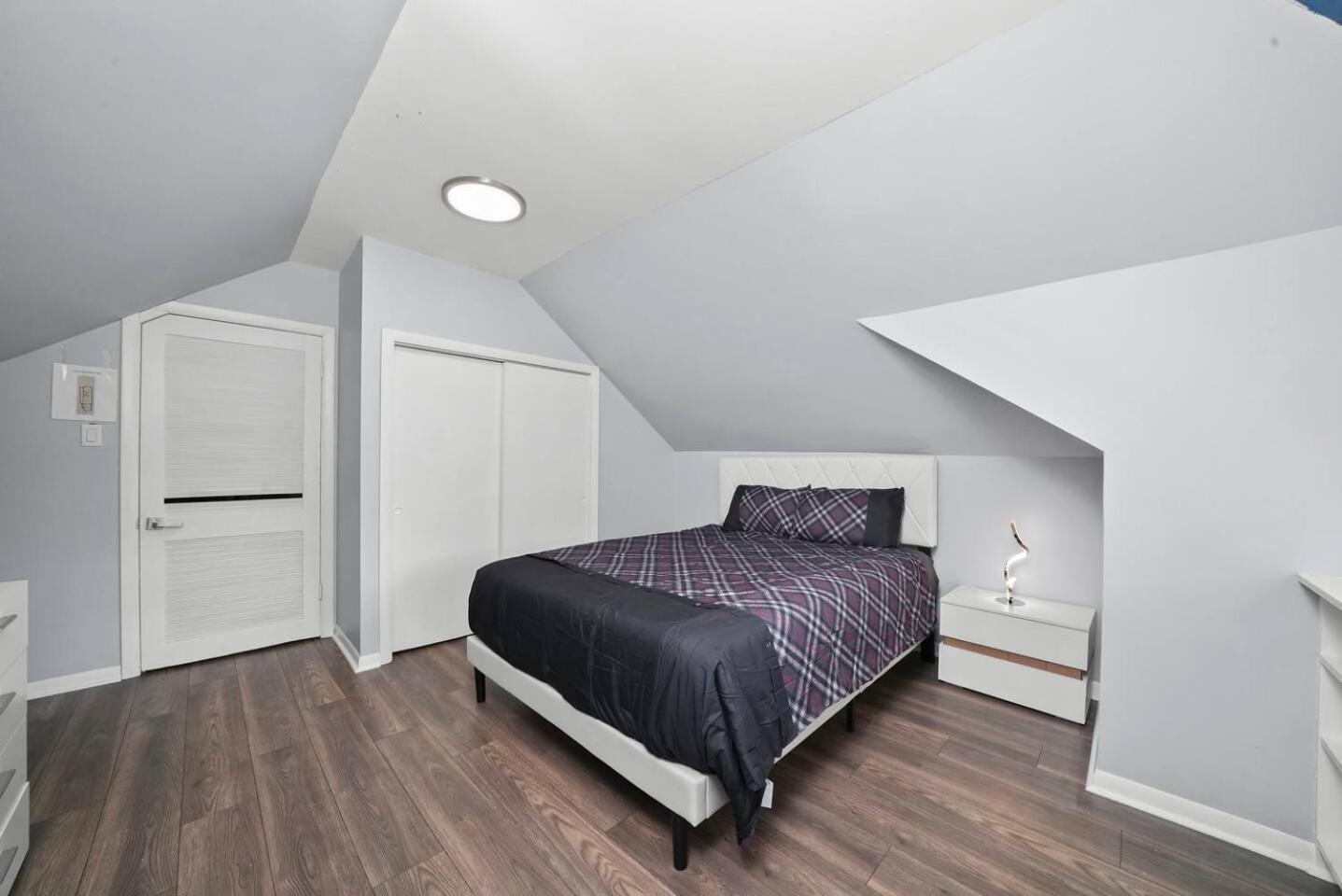 Gorgeous 5 Bedroom Gem With Games Holiday home Chicago