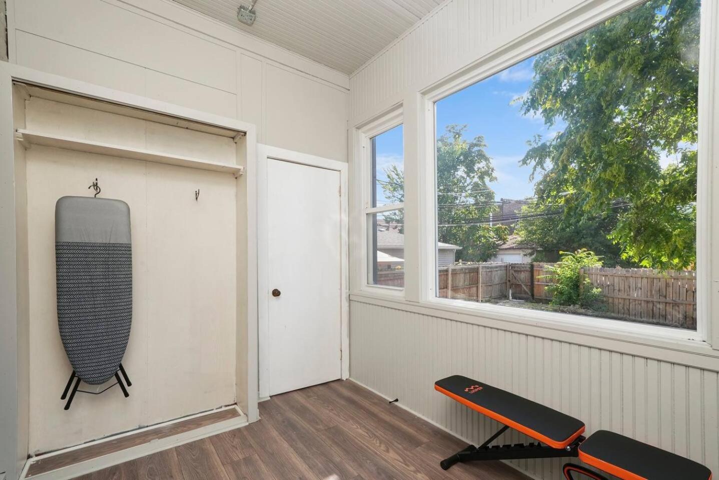Gorgeous 5 Bedroom Gem With Games Holiday home Chicago
