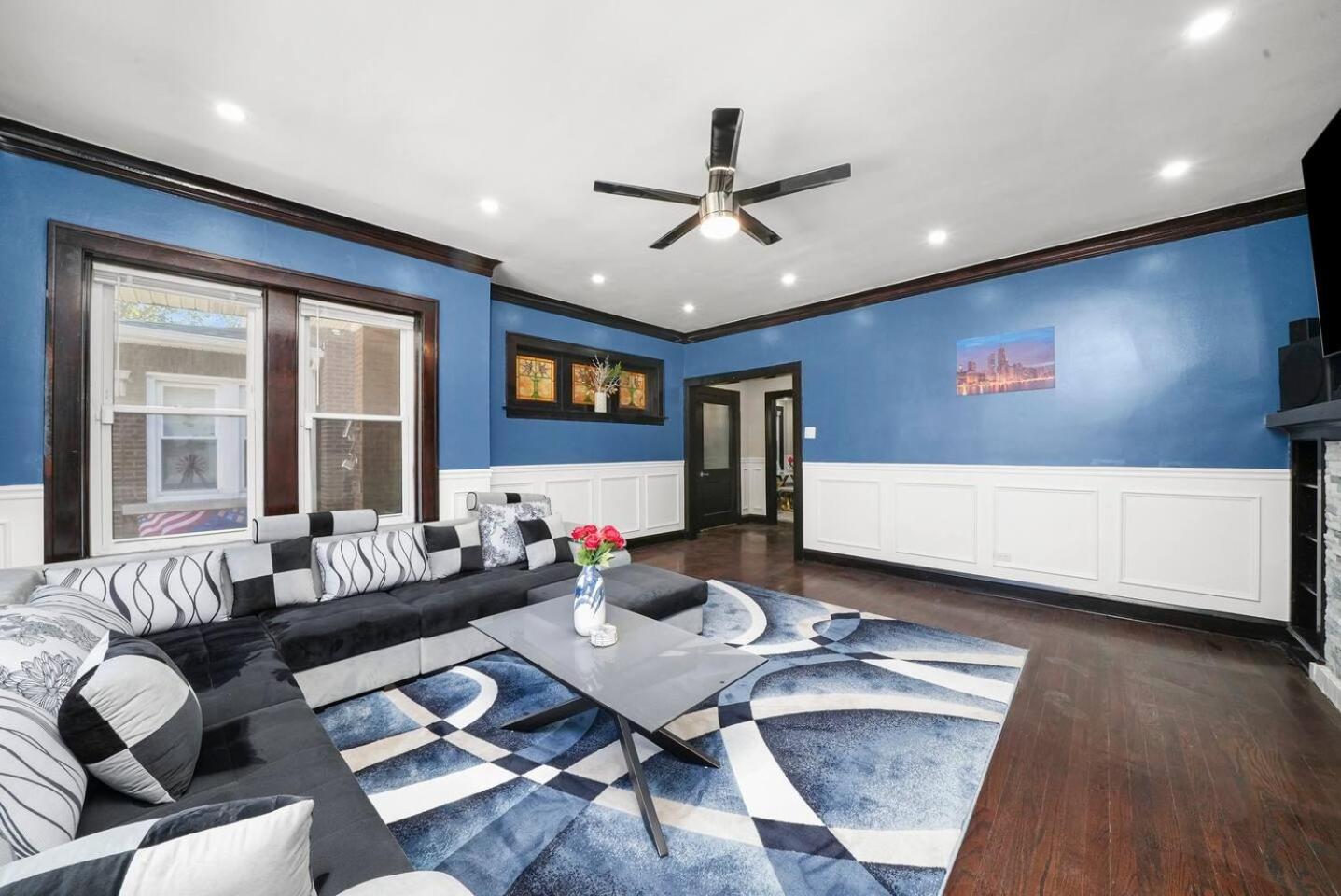 Gorgeous 5 Bedroom Gem With Games * Chicago
