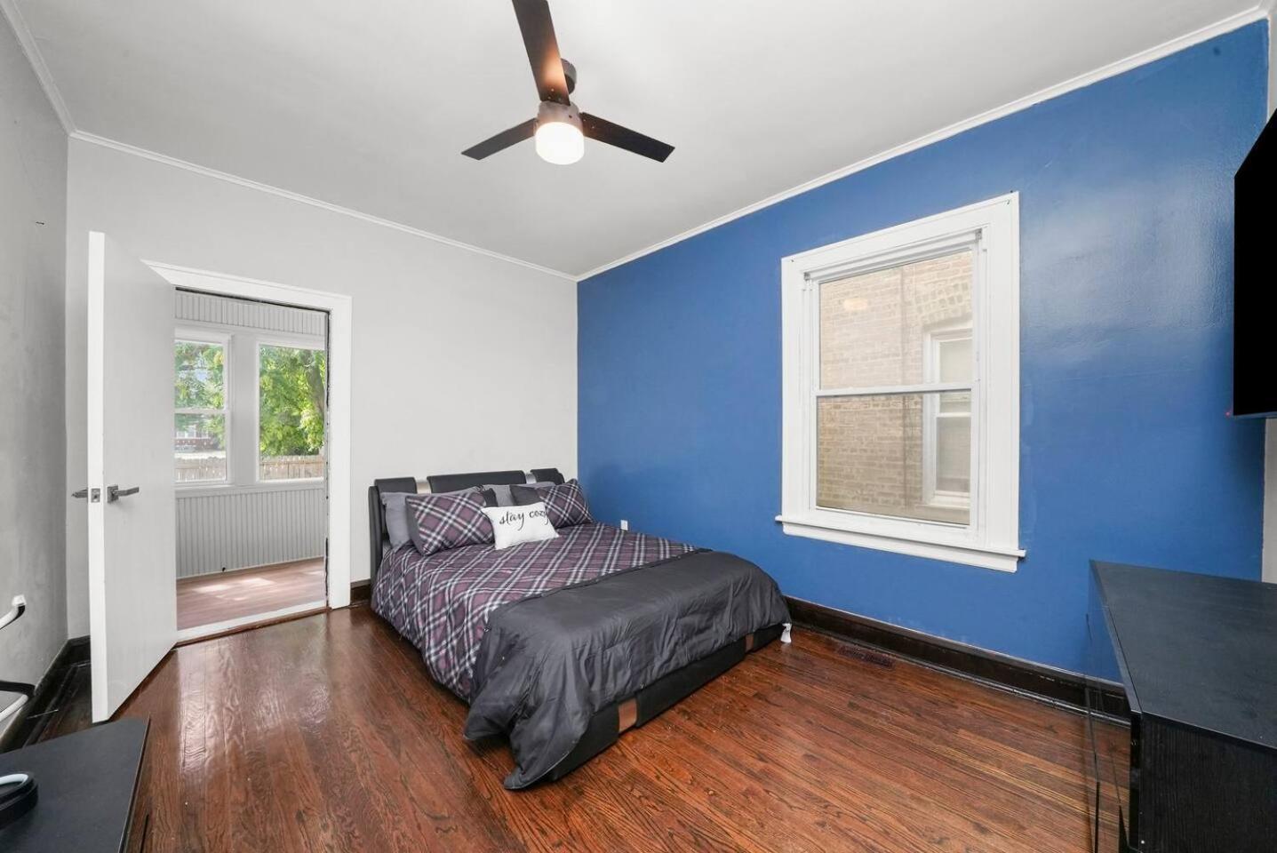 Gorgeous 5 Bedroom Gem With Games Holiday home Chicago