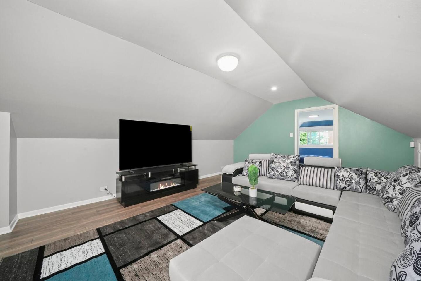Holiday home Gorgeous 5 Bedroom Gem With Games