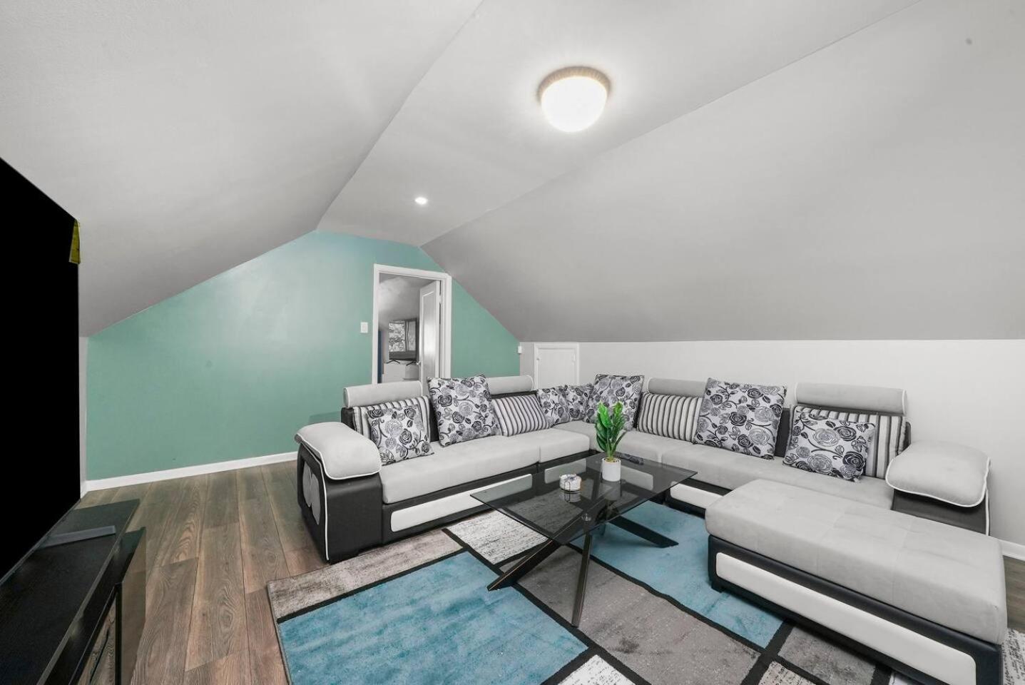 Gorgeous 5 Bedroom Gem With Games * Chicago
