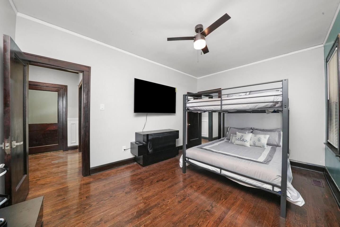 Holiday home Gorgeous 5 Bedroom Gem With Games