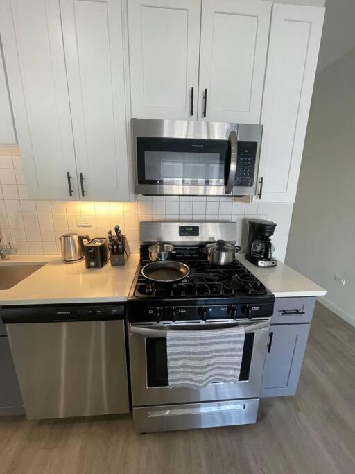 Apartment Elegant 4 Bedroom Luxury Oasis In Chicago's Thriving Downtown Chicago