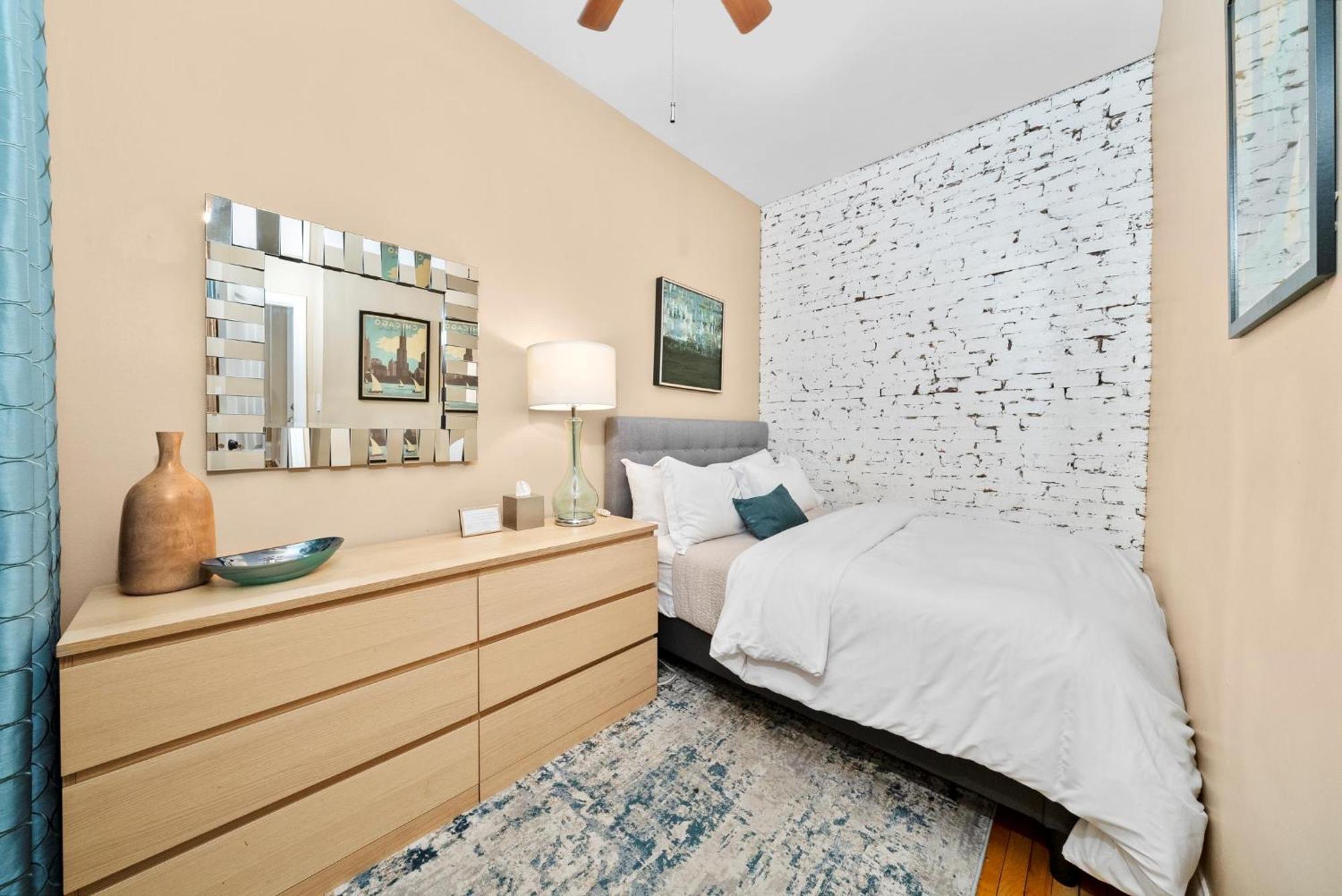 Apartment 2f Chicago's Little Italy Near West Loop & Downtown Chicago