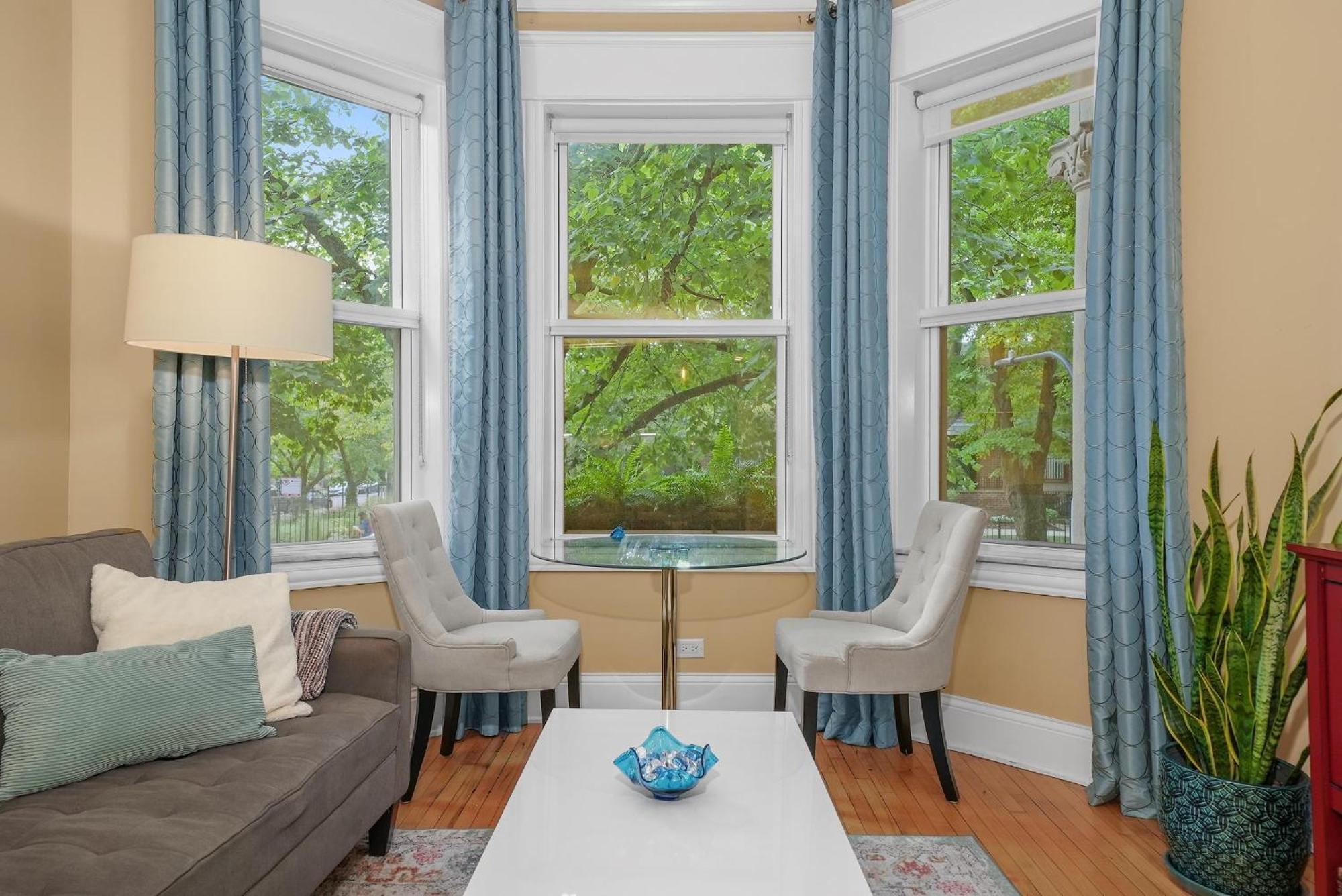 2f Chicago's Little Italy Near West Loop & Downtown *