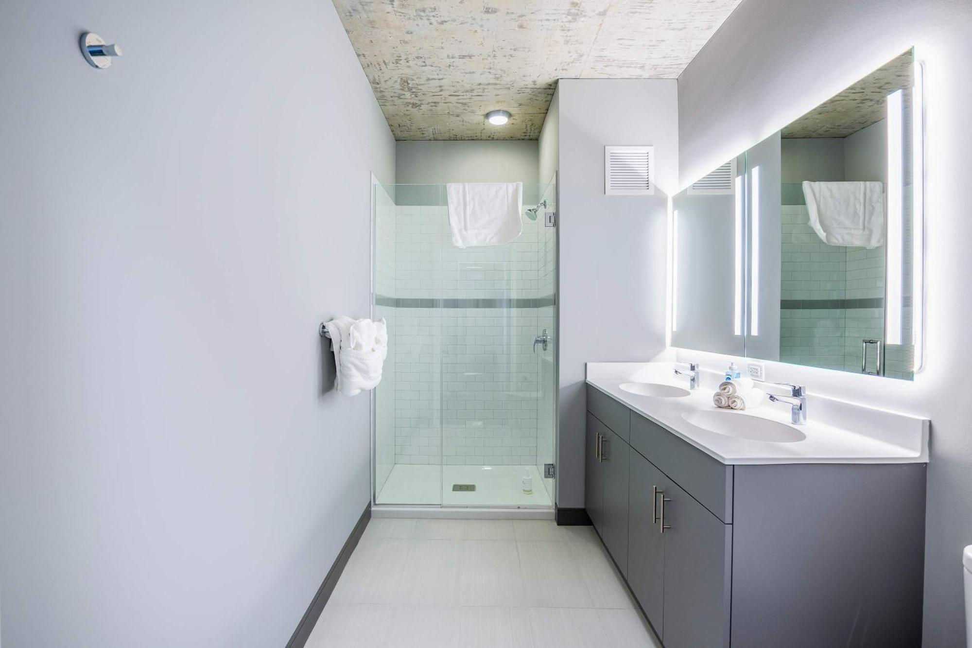 Freshly Minted 2br - Elegance & Comfort In Apartment *