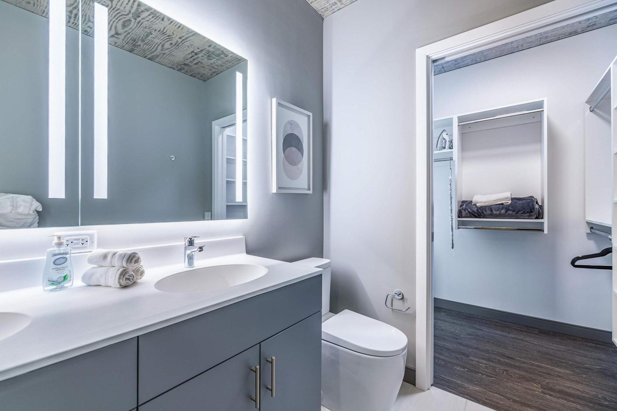 Apartment Freshly Minted 2br - Elegance & Comfort In