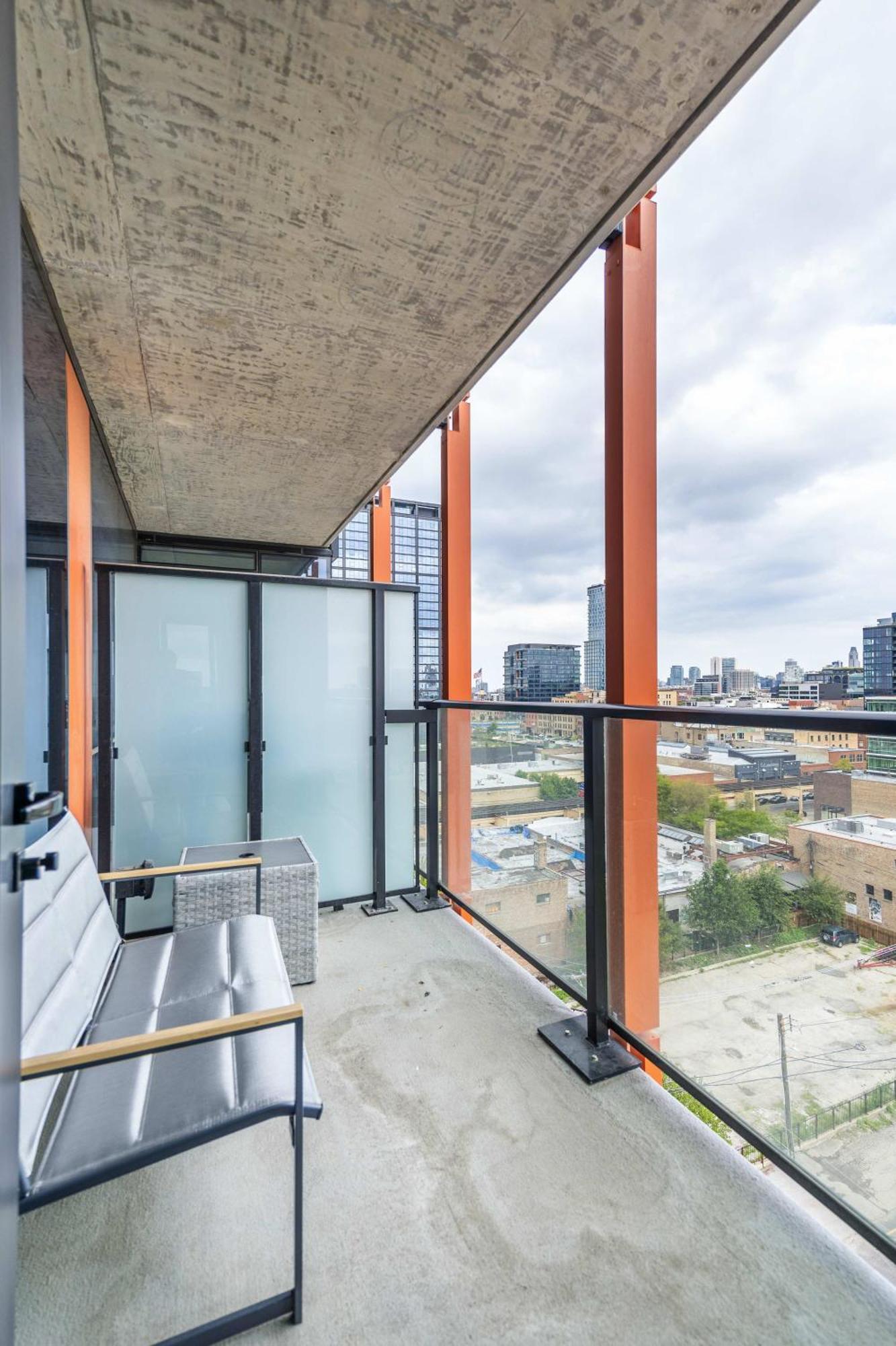 Apartment Freshly Minted 2br - Elegance & Comfort In *