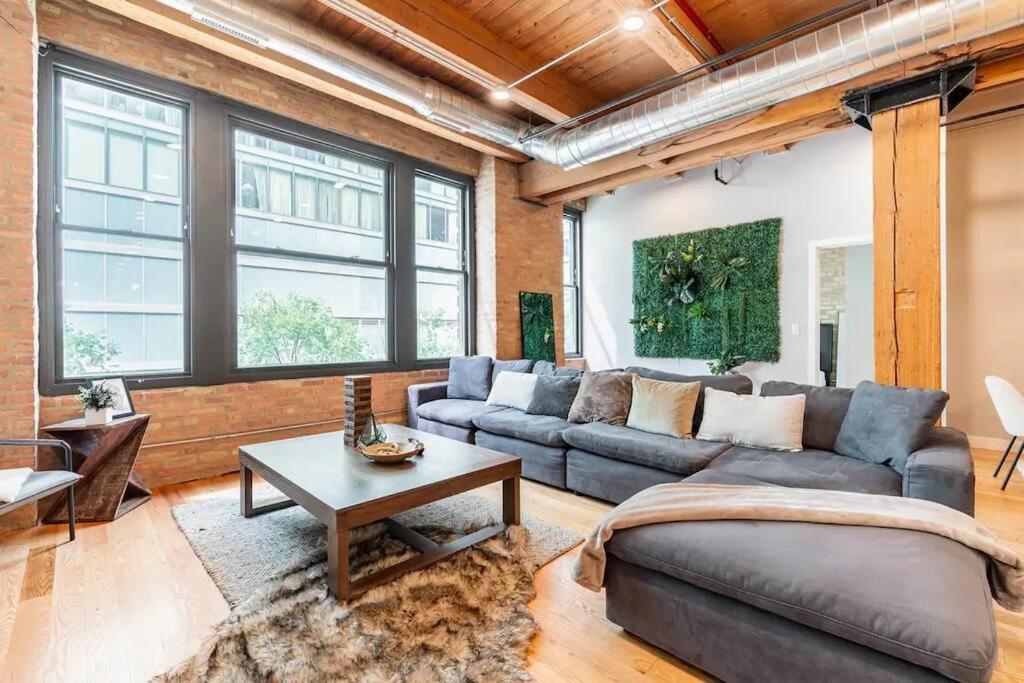 201loft Downtown Spacious Loft Sleeps 10 Apartment Chicago