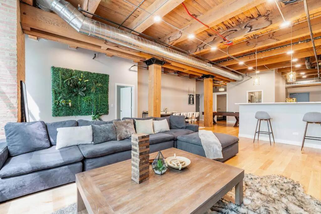 201loft Downtown Spacious Loft Sleeps 10 Chicago