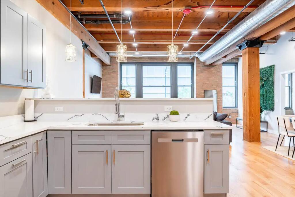201loft Downtown Spacious Loft Sleeps 10 * Chicago