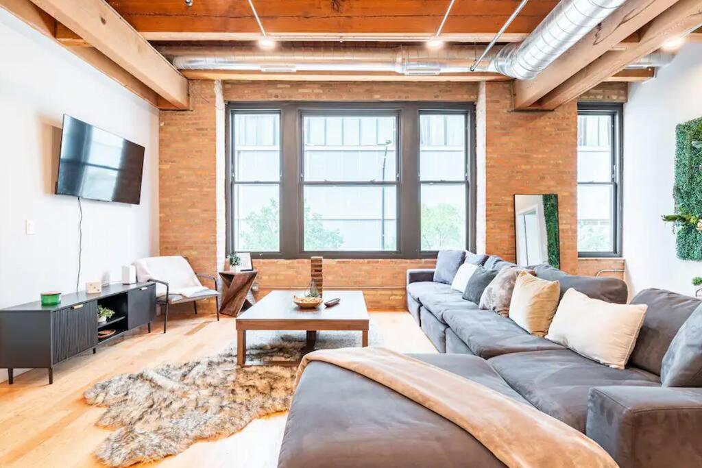 201loft Downtown Spacious Loft Sleeps 10 Chicago
