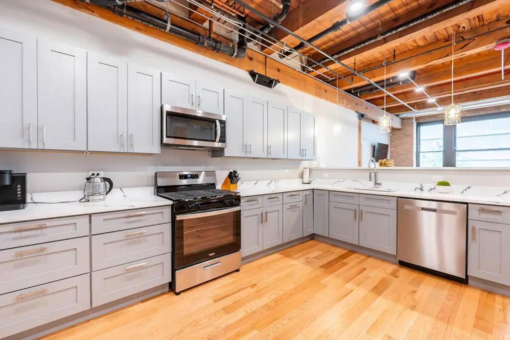 201loft Downtown Spacious Loft Sleeps 10 Apartment Chicago