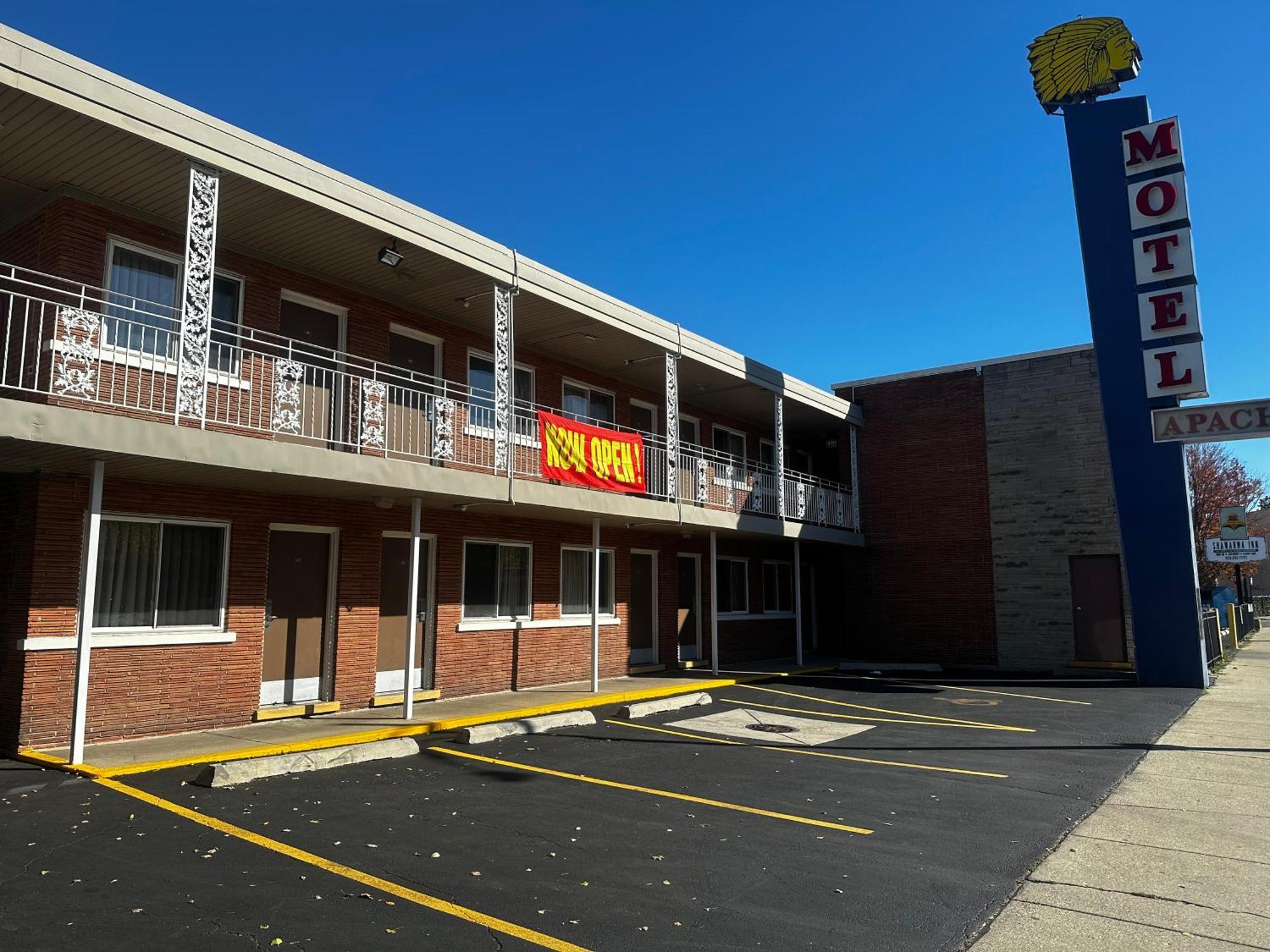 Apache Hotel *