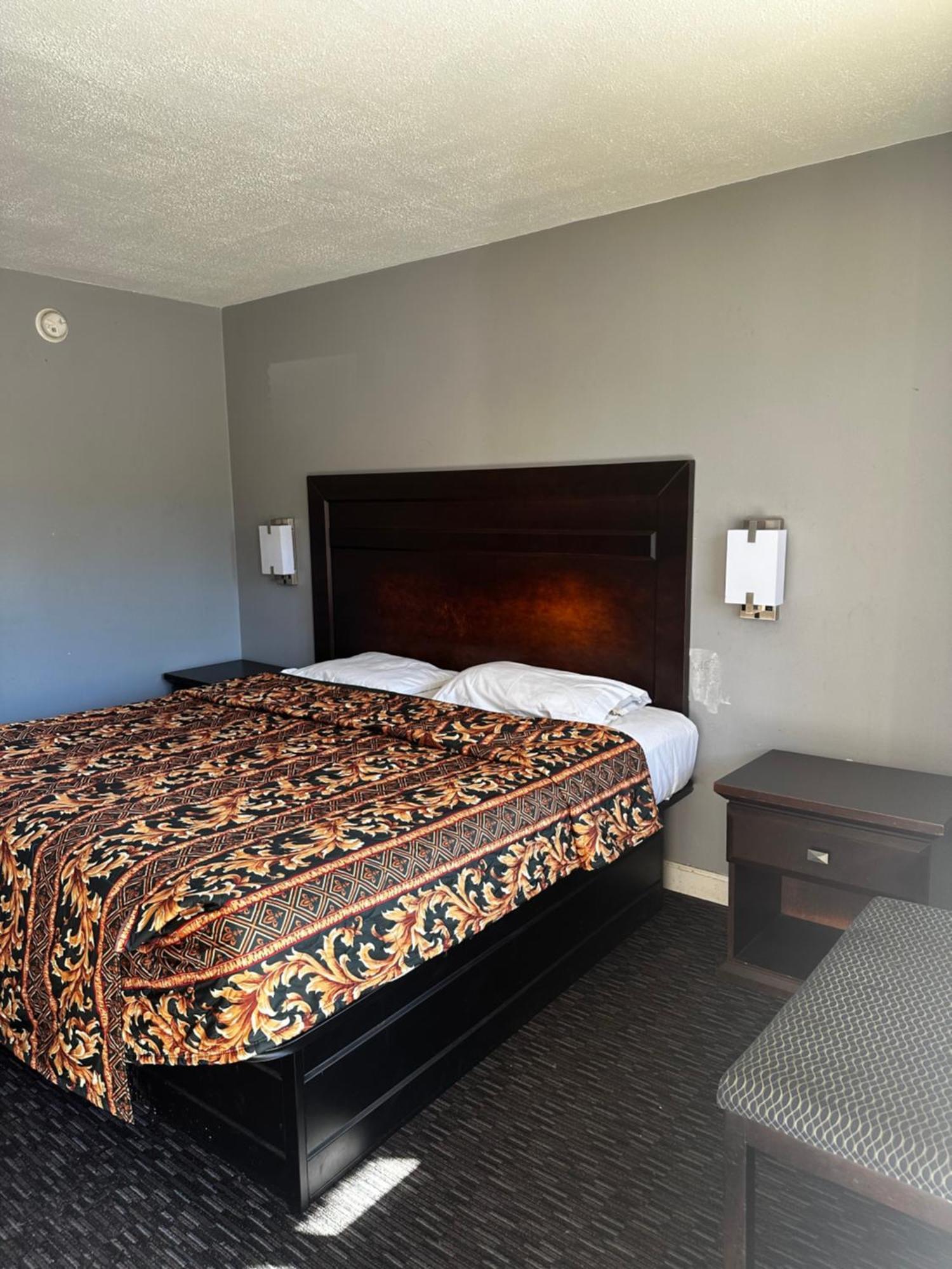 Apache Hotel