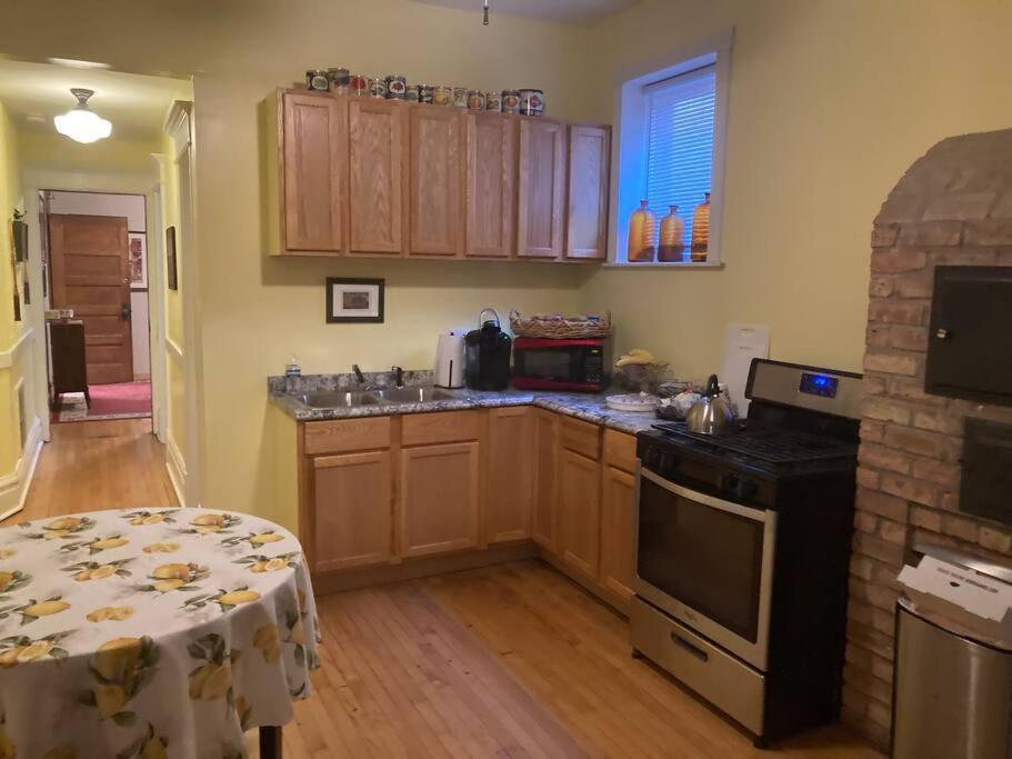 Private With Full Size Bed In Lakeview - 3c Bed & Breakfast