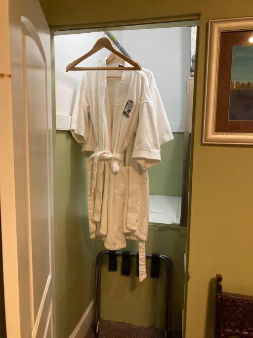 Bed & Breakfast Private With Full Size Bed In Lakeview - 3c *