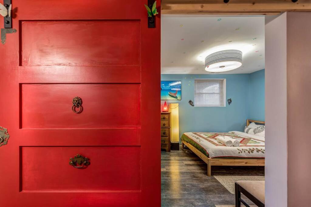 Near Uchicago & Metra & Hot Tub & Jacuzzi Escape * Chicago