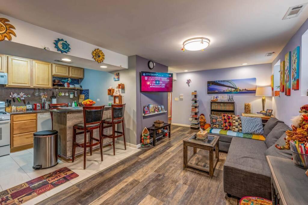 Near Uchicago & Metra & Hot Tub & Jacuzzi Escape Apartment Chicago