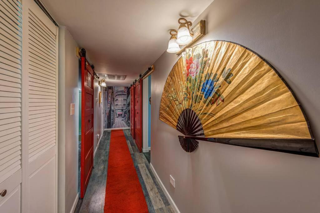 Apartment Near Uchicago & Metra & Hot Tub & Jacuzzi Escape *