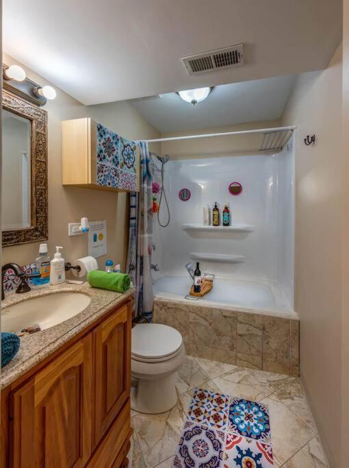 Near Uchicago & Metra & Hot Tub & Jacuzzi Escape * Chicago