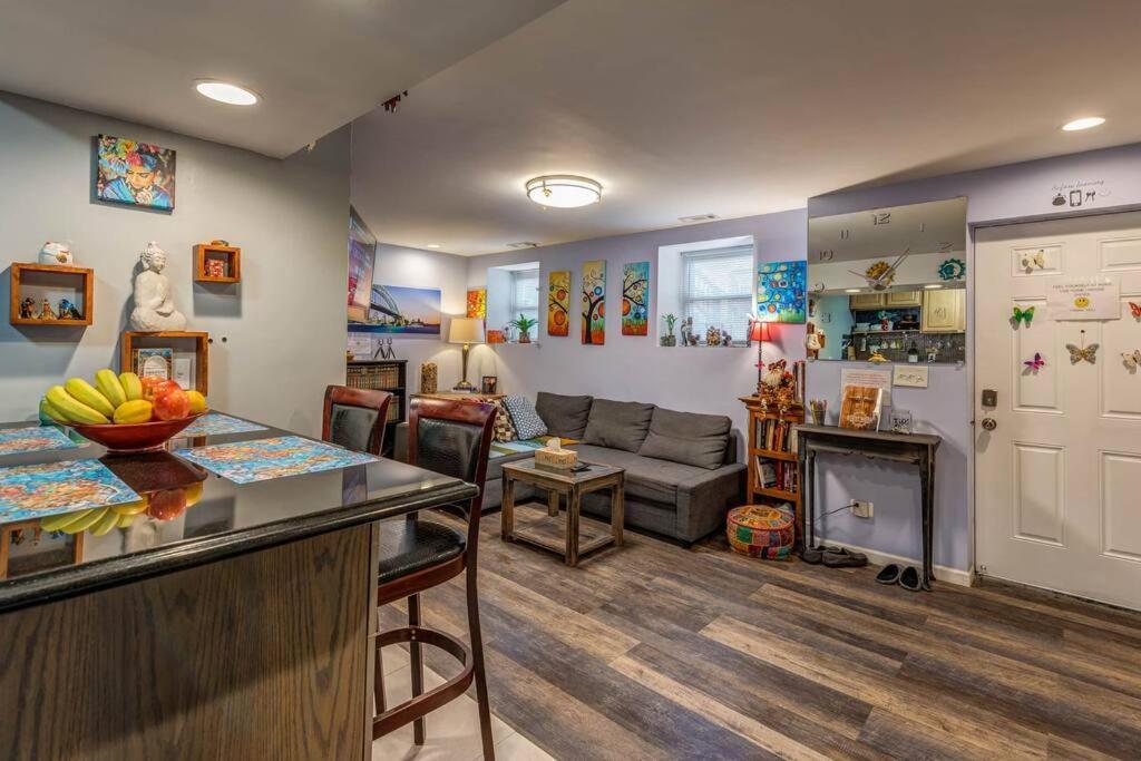 Near Uchicago & Metra & Hot Tub & Jacuzzi Escape Apartment *