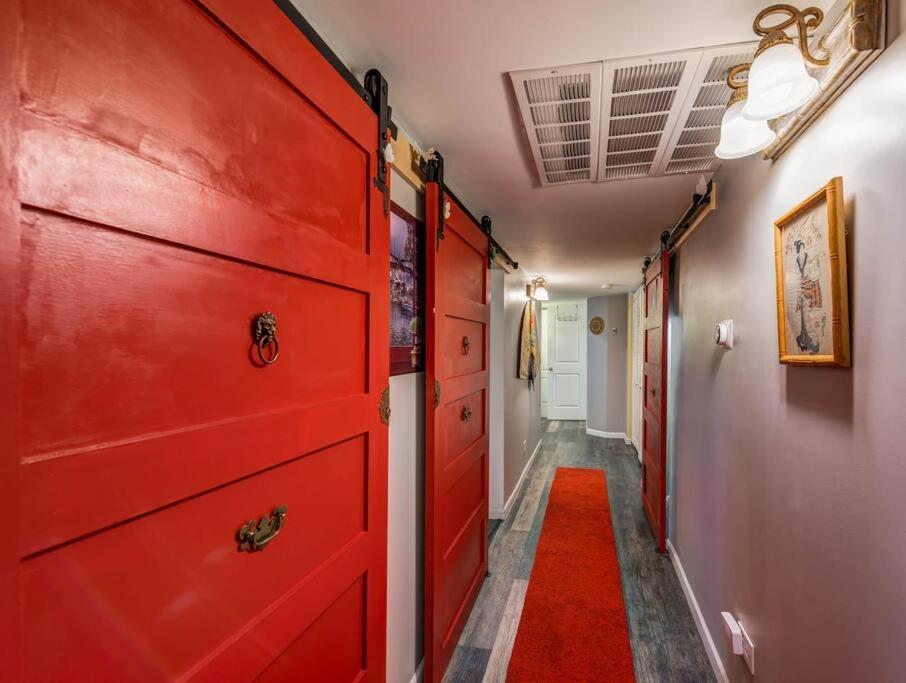 Near Uchicago & Metra & Hot Tub & Jacuzzi Escape Apartment Chicago