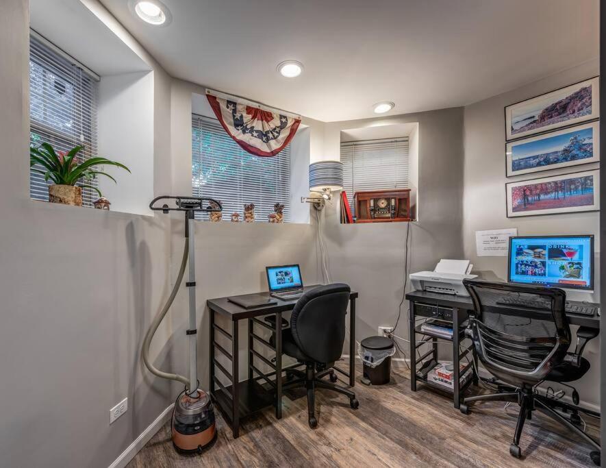 Near Uchicago & Metra & Hot Tub & Jacuzzi Escape Apartment Chicago