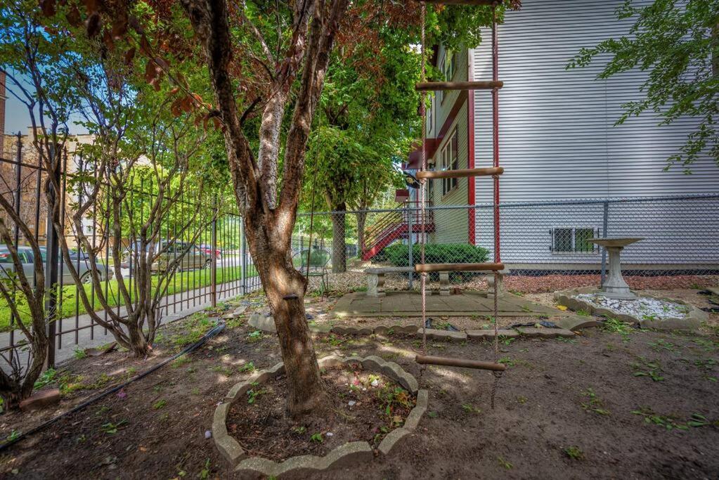 Near Uchicago & Metra & Hot Tub & Jacuzzi Escape * Chicago