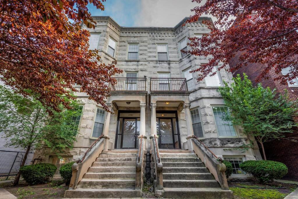 Apartment Near Uchicago & Metra & Hot Tub & Jacuzzi Escape
