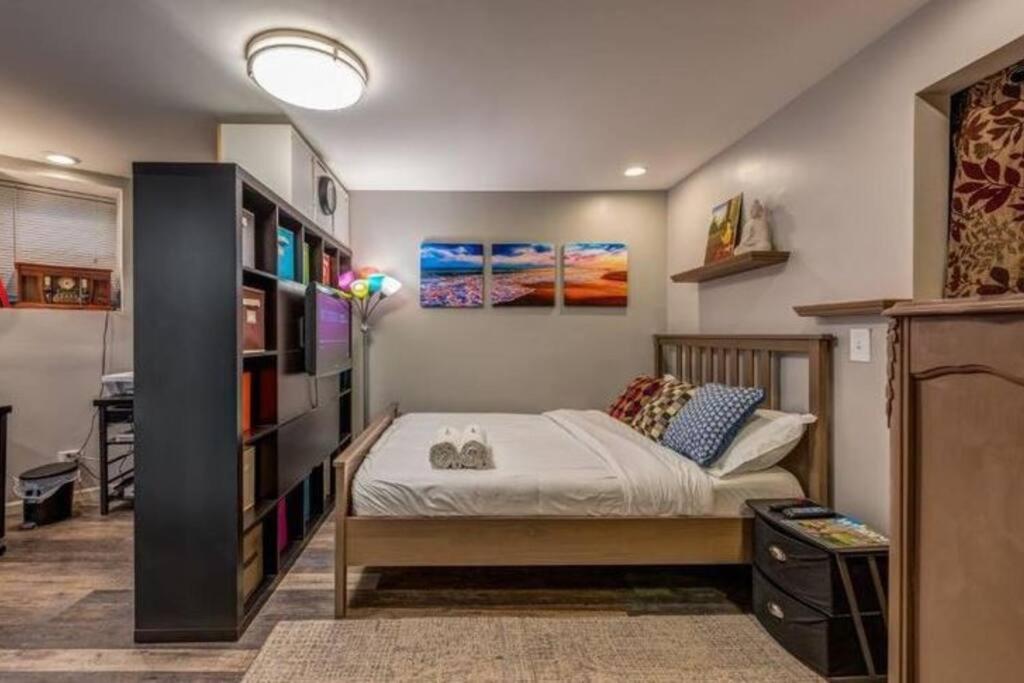 Near Uchicago & Metra & Hot Tub & Jacuzzi Escape Apartment *