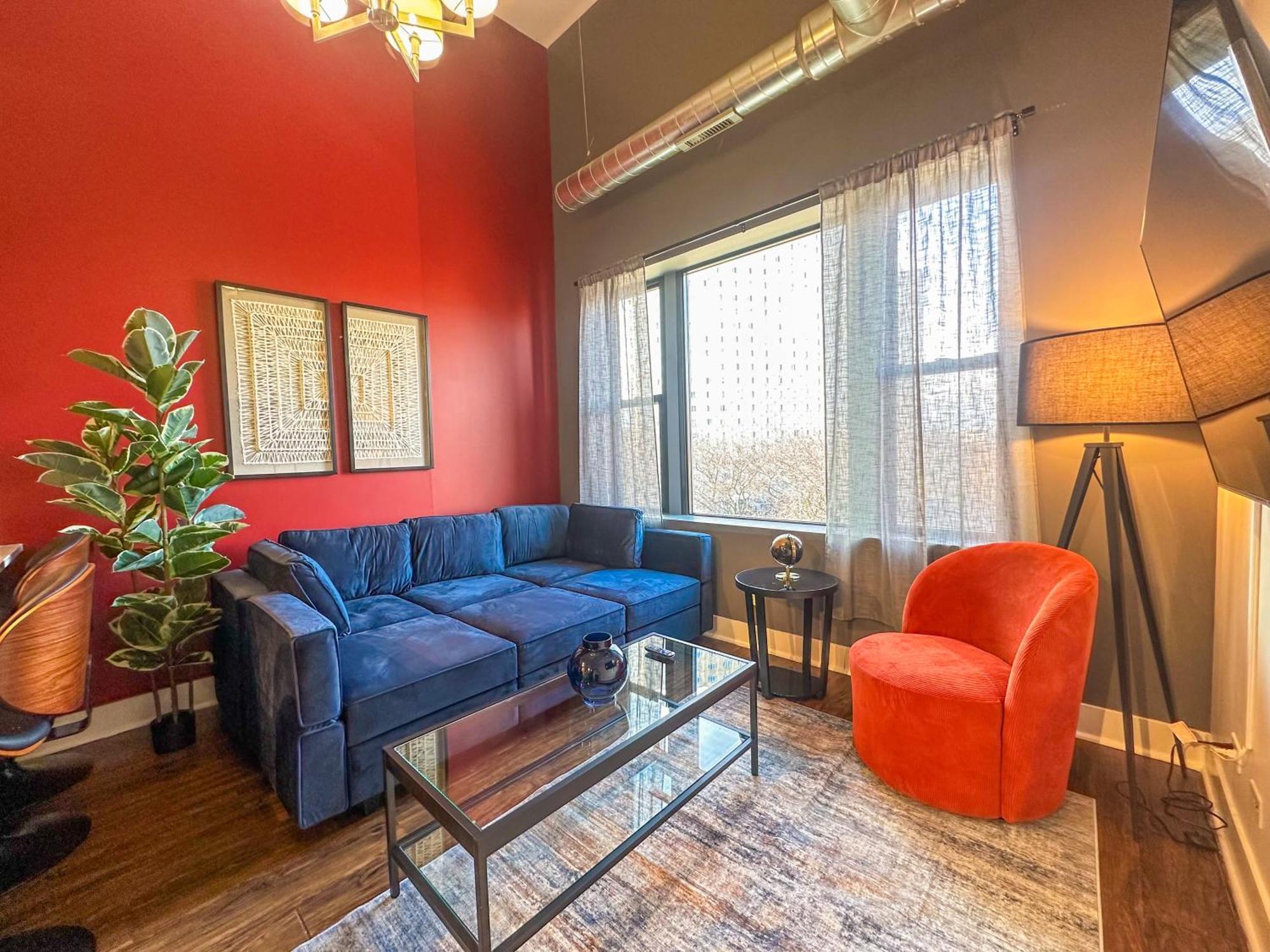 Apartment Mccormick Place 3br-2ba With Optional Parking And Sleeps 8 *