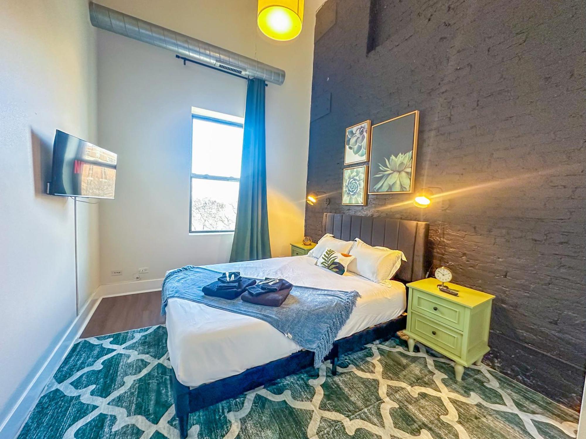 Mccormick Place 3br-2ba With Optional Parking And Sleeps 8 Apartment