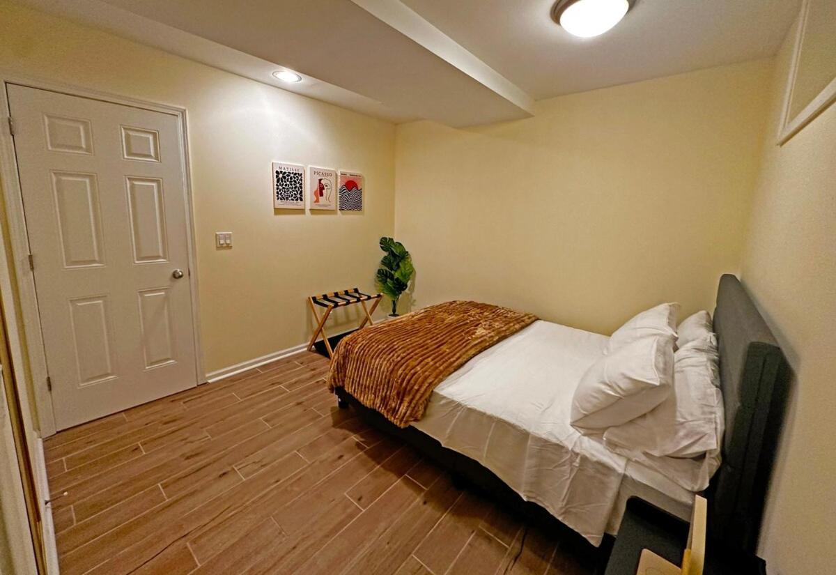 Spacious And Modern 3bd 2ba Home- Garage Parking! Apartment Chicago