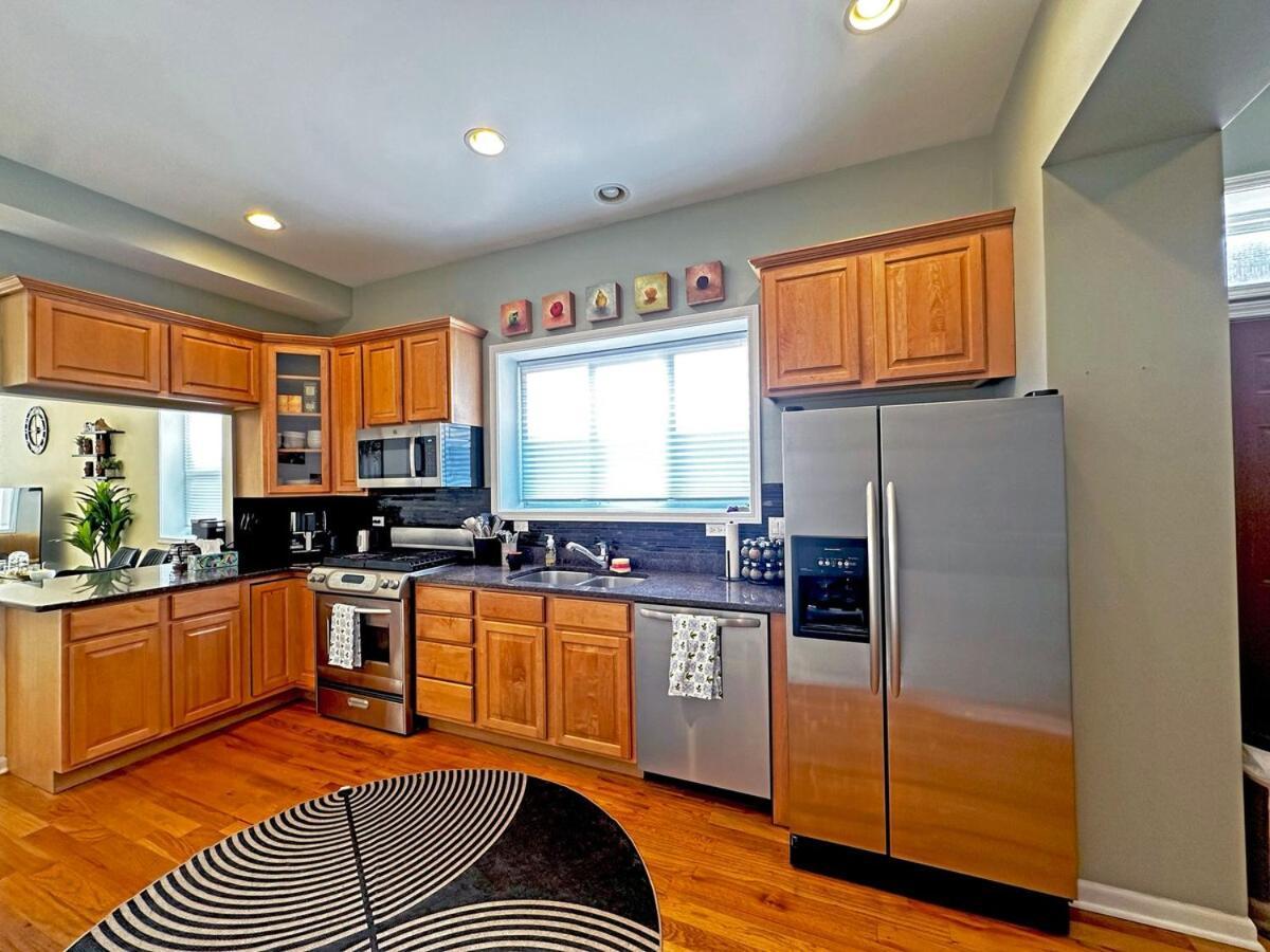 Spacious And Modern 3bd 2ba Home- Garage Parking! Apartment Chicago