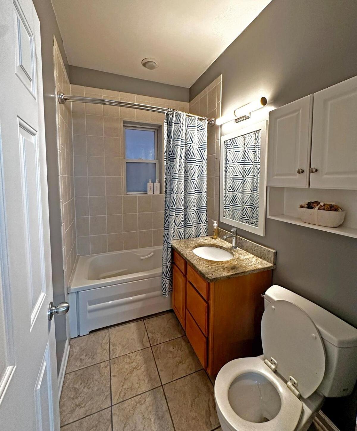 Apartment Spacious And Modern 3bd 2ba Home- Garage Parking! *