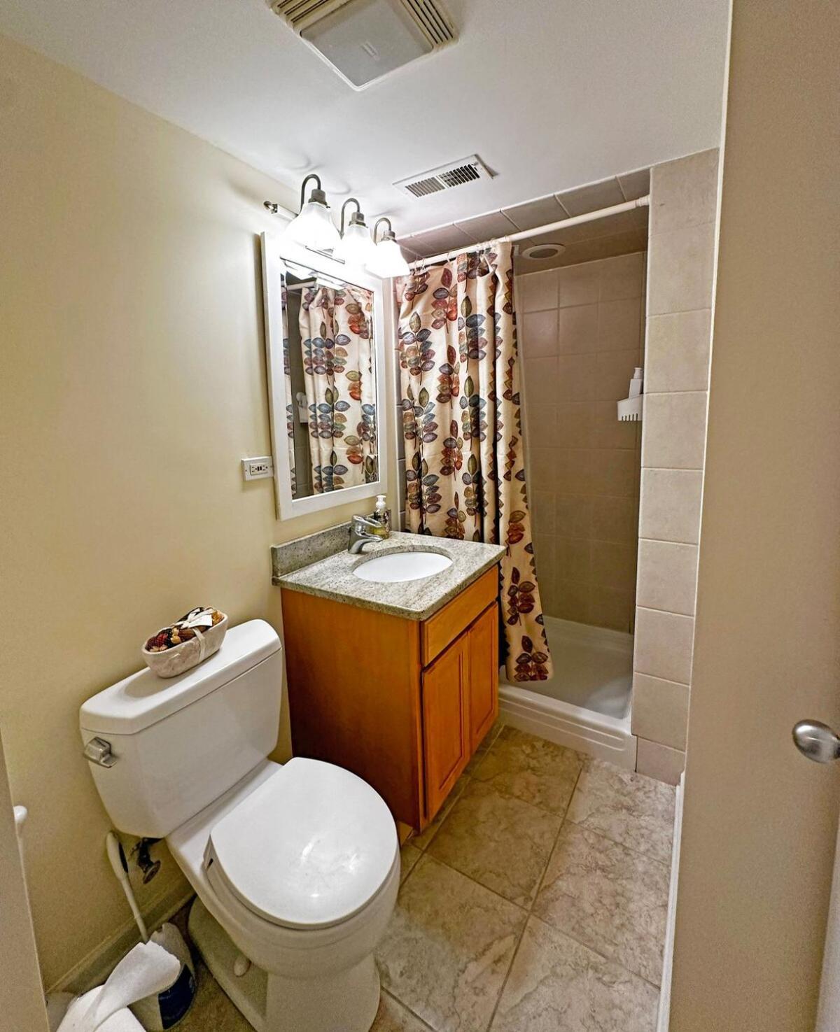 Spacious And Modern 3bd 2ba Home- Garage Parking! Apartment Chicago