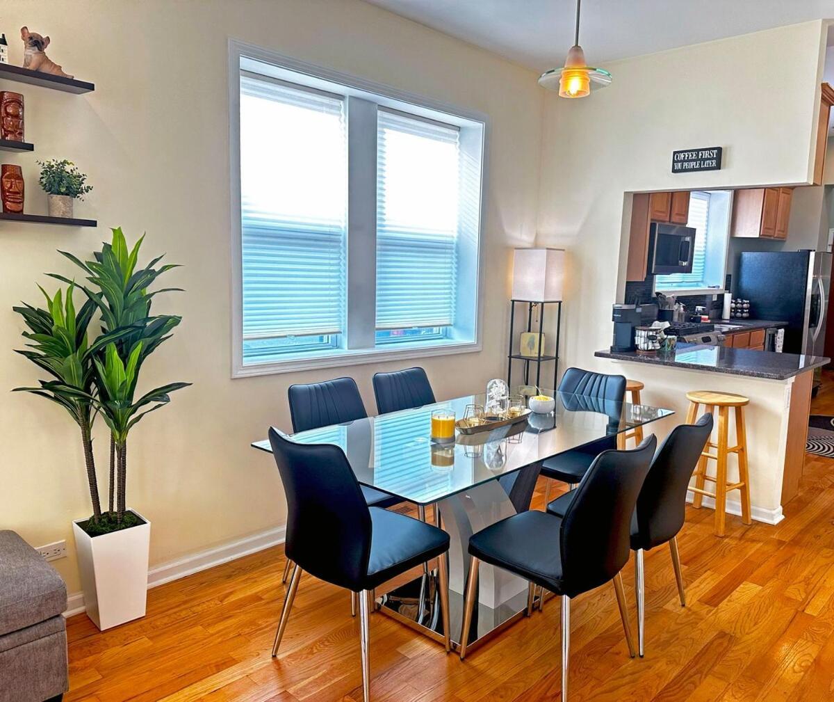 Spacious And Modern 3bd 2ba Home- Garage Parking! Apartment Chicago