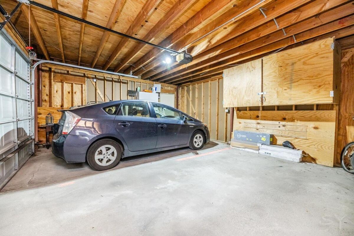 Spacious And Modern 3bd 2ba Home- Garage Parking! *