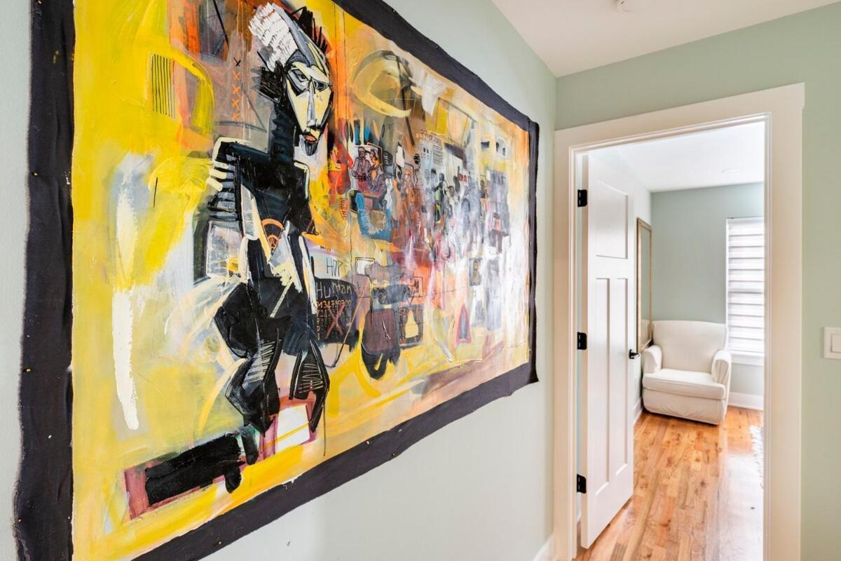 Modern Townhouse With Contemporary African Art Holiday home Chicago