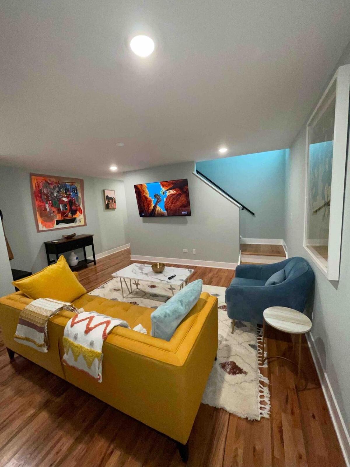 Modern Townhouse With Contemporary African Art Holiday home Chicago