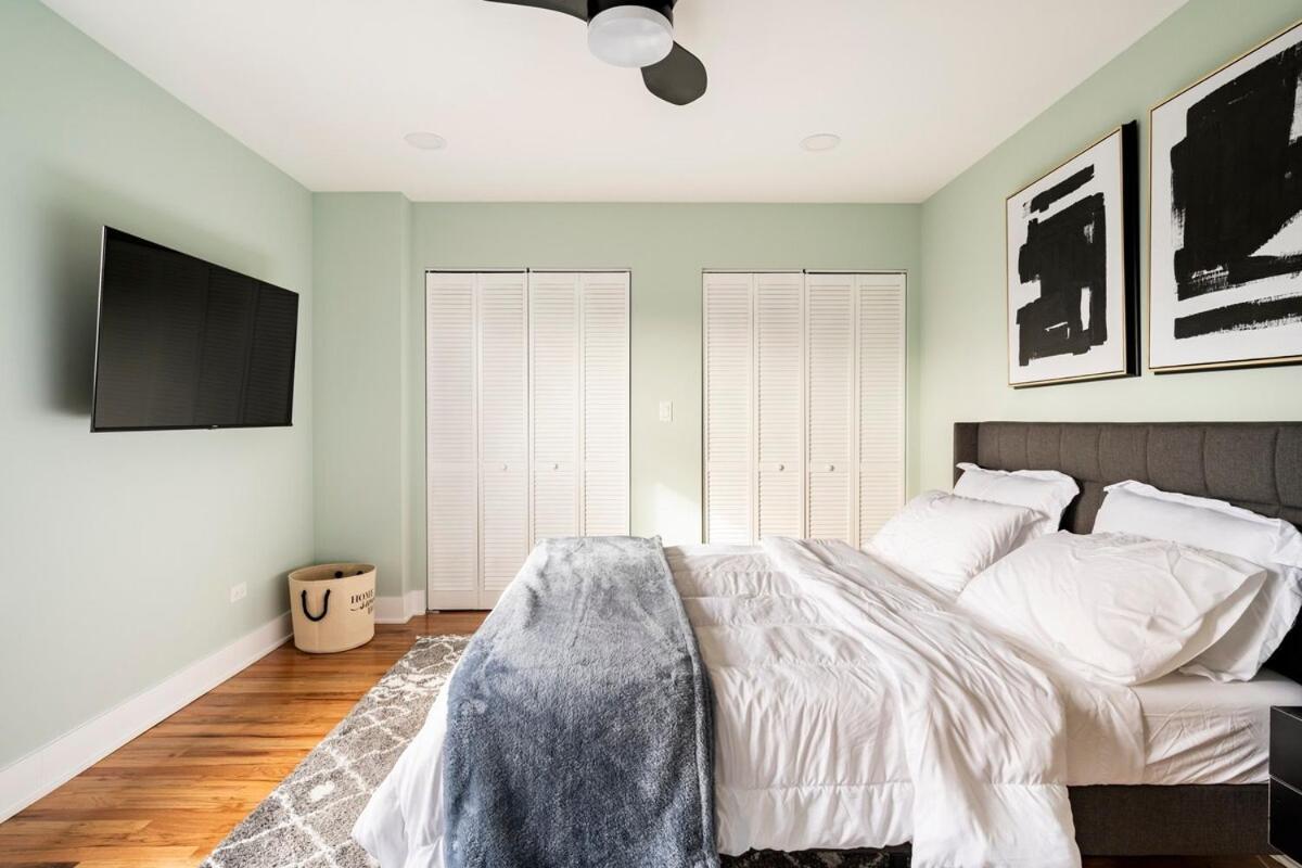 Holiday home Modern Townhouse With Contemporary African Art Chicago