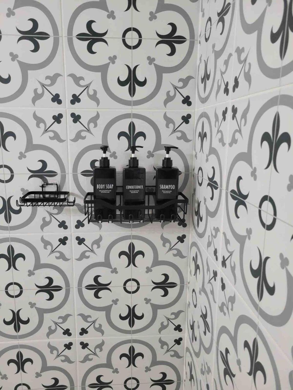Modern Townhouse With Contemporary African Art Holiday home *
