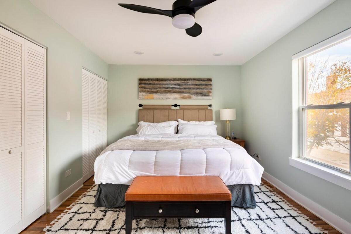 Modern Townhouse With Contemporary African Art Holiday home Chicago