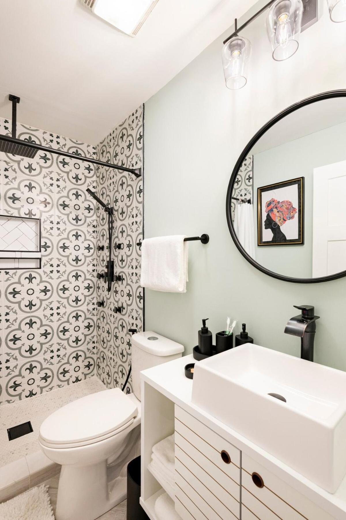 Modern Townhouse With Contemporary African Art * Chicago